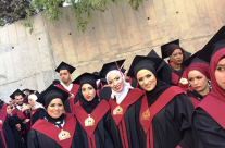 الرملة: عائلة أبو صويص تحتفل بتخريج كوكبة من بناتها الجامعيات